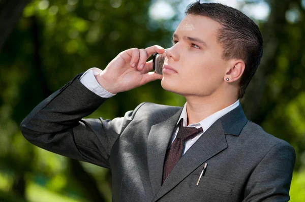 Biznes człowiek rozmowa przez telefon komórkowy. uczeń — Zdjęcie stockowe