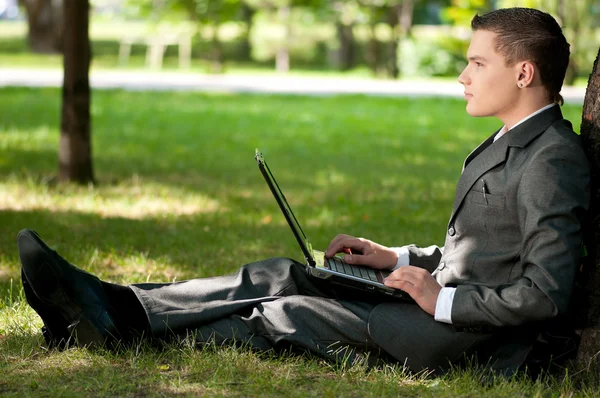 Üzleti ember dolgozik, a notebook-on park. Diák — Stock Fotó