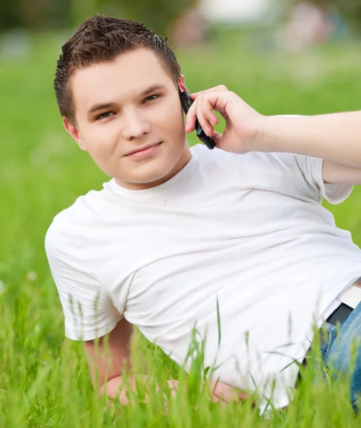 Молодой парень разговаривает по мобильному телефону — стоковое фото