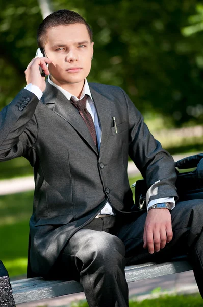 Homem de negócios falar por telefone móvel. Estudante — Fotografia de Stock