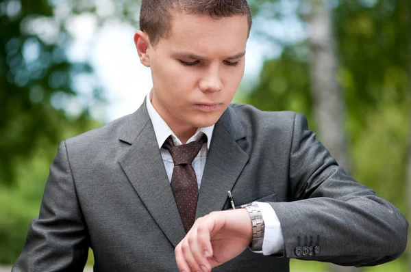 Business man waiting at park. Watch. Student — Stock Photo, Image