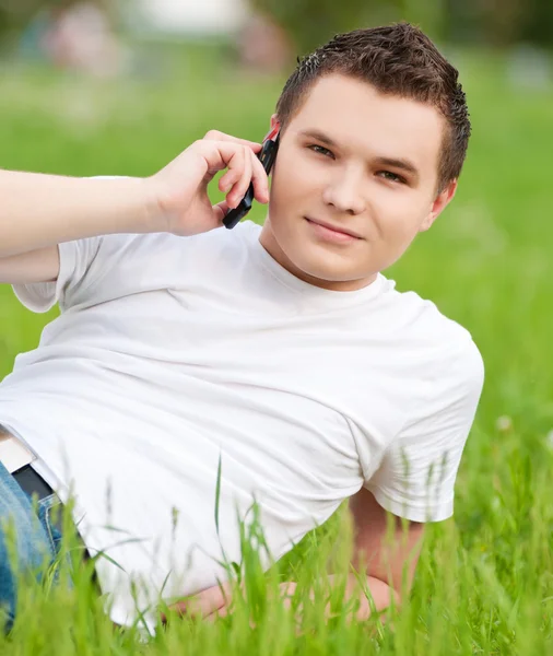 Chico joven hablando por teléfono móvil —  Fotos de Stock