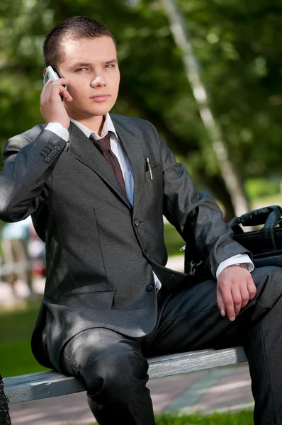 Üzletember mobil telefonon beszélni. Diák — Stock Fotó