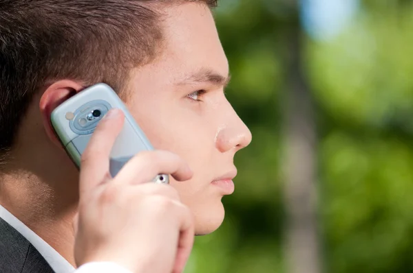 Obchodní muž mluvit o mobilní telefon. Student — Stock fotografie