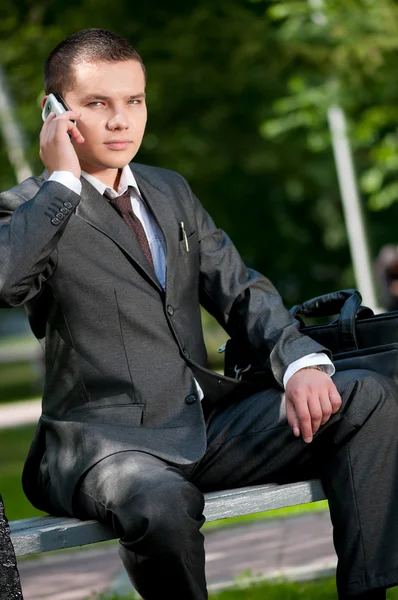 Biznes człowiek rozmowa przez telefon komórkowy. uczeń — Zdjęcie stockowe