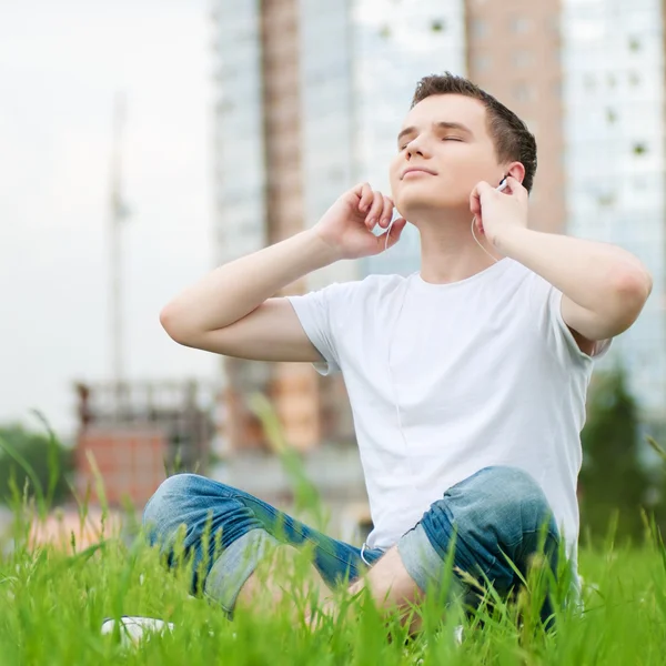 Jeune homme attrayant avec écouteurs — Photo