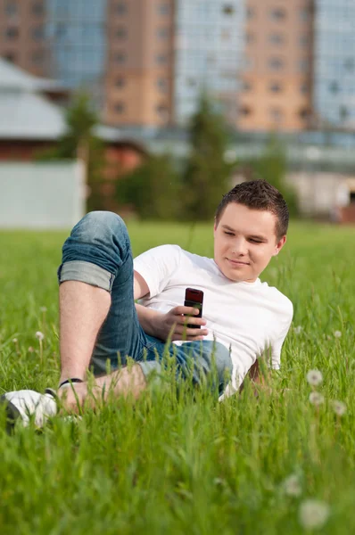 Genç adam cep telefonda konuşurken — Stok fotoğraf