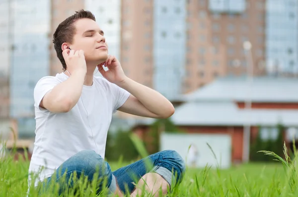 Mladý atraktivní muž se sluchátky — Stock fotografie