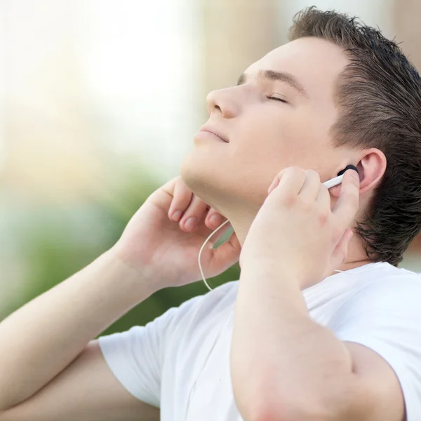 Jovem homem atraente com fones de ouvido — Fotografia de Stock