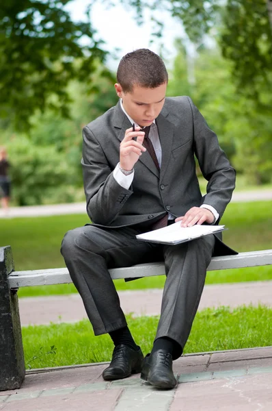 Homem de negócios a trabalhar com documentos no Park. Estudante — Fotografia de Stock