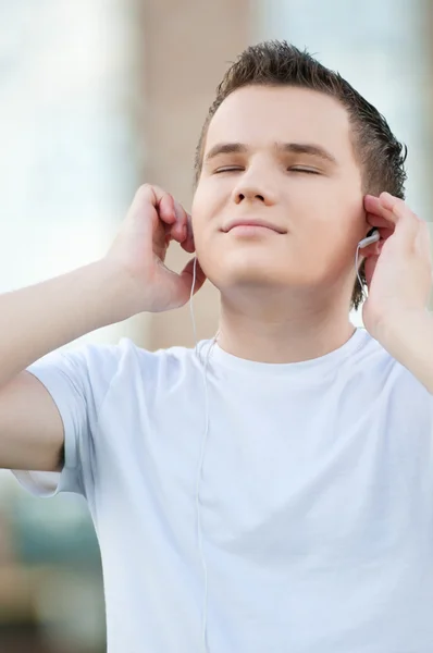 Joven hombre atractivo con auriculares — Foto de Stock