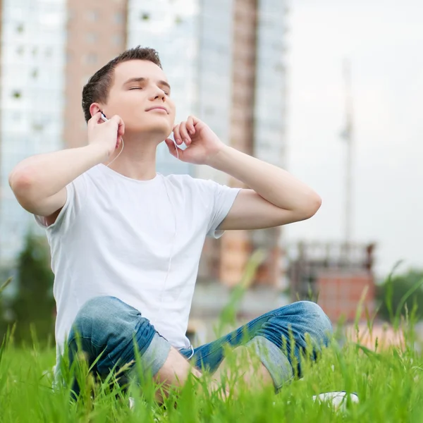 Jovem homem atraente com fones de ouvido — Fotografia de Stock