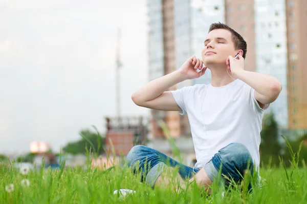 Mladý atraktivní muž se sluchátky — Stock fotografie