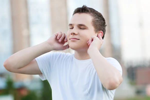 Jonge aantrekkelijke man met hoofdtelefoon — Stockfoto