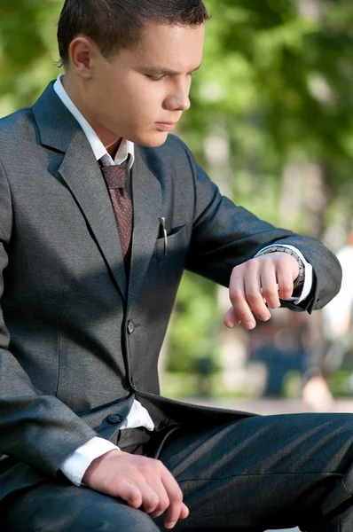 Business man waiting at park. Watch. Student — Stock Photo, Image