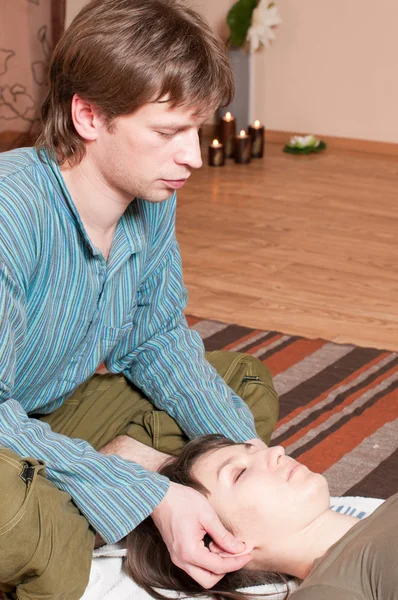 Paar beim Yoga. Massage — Stockfoto