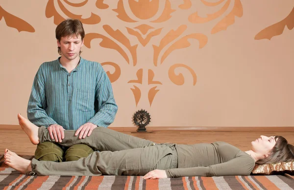 Pareja haciendo yoga. Masaje — Foto de Stock