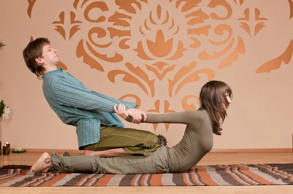 Um casal a fazer ioga. Massagem — Fotografia de Stock