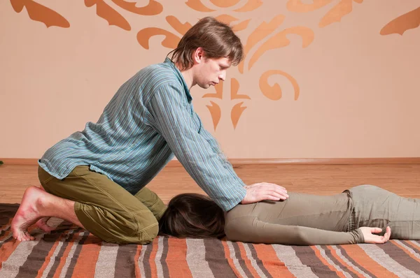 Couple faisant du yoga. Massage — Photo