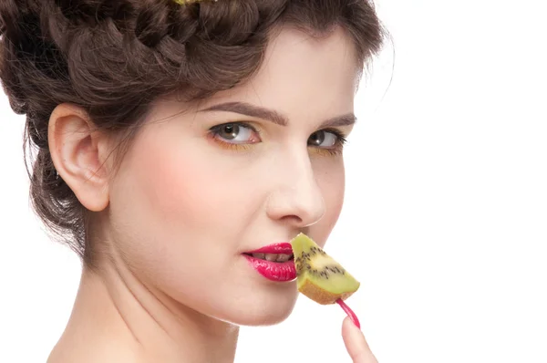 Bliska portret uroda kobiety z kiwi i owoców ultrafioletowe — Zdjęcie stockowe