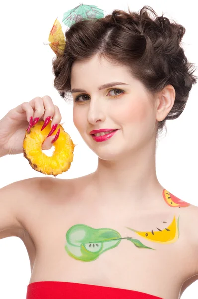 Close-up van portret van schoonheid vrouw met vruchten bodyart en pineapp — Stockfoto