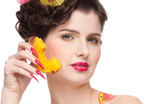 Primer plano retrato de la mujer de belleza con bodyart fruta y pineapp —  Fotos de Stock