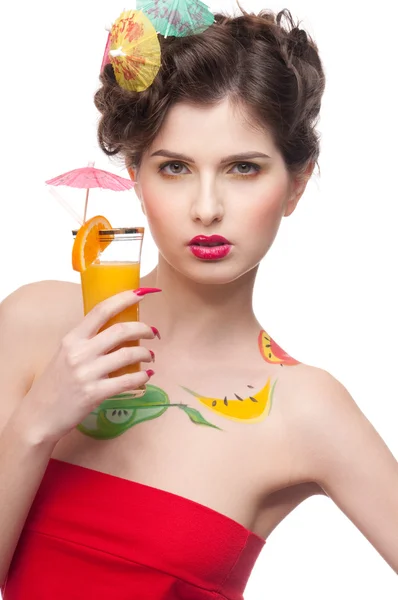 Närbild porträtt av skönhet kvinna med frukt bodyart och juice — Stockfoto
