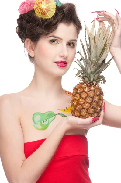 Meyve bodyart ve pineapp ile güzellik kadın portresi yukarıya kapatmak — Stok fotoğraf
