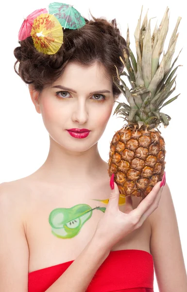 Close-up van portret van schoonheid vrouw met vruchten bodyart en pineapp — Stockfoto