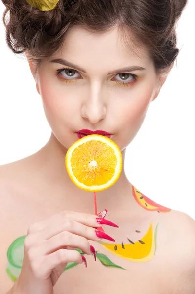 Закрыть портрет красавицы с фруктовым боди-артом и сочным соусом — стоковое фото