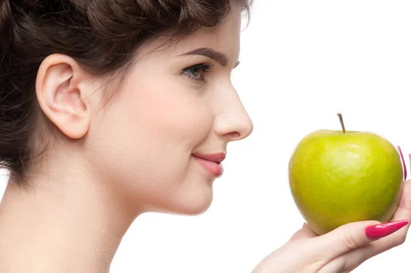 Закрыть портрет красавицы с зеленым яблоком . — стоковое фото