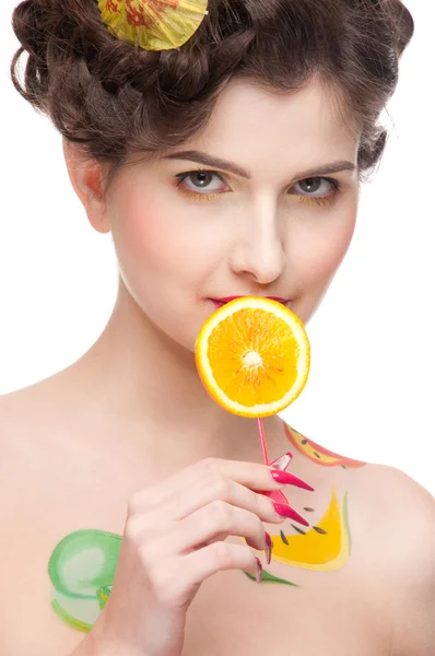 Närbild porträtt av skönhet kvinna med frukt bodyart och saftiga o — Stockfoto
