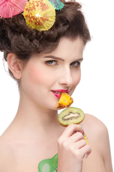 Крупним планом портрет красивої жінки з фруктовим тілом і фруктами c — стокове фото