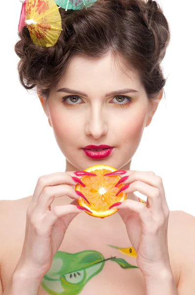 Закрыть портрет красавицы с фруктовым боди-артом и сочным соусом — стоковое фото
