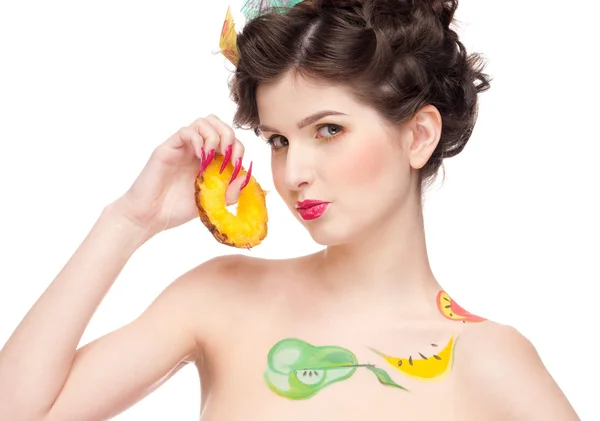 Primer plano retrato de la mujer de belleza con bodyart fruta y pineapp — Foto de Stock