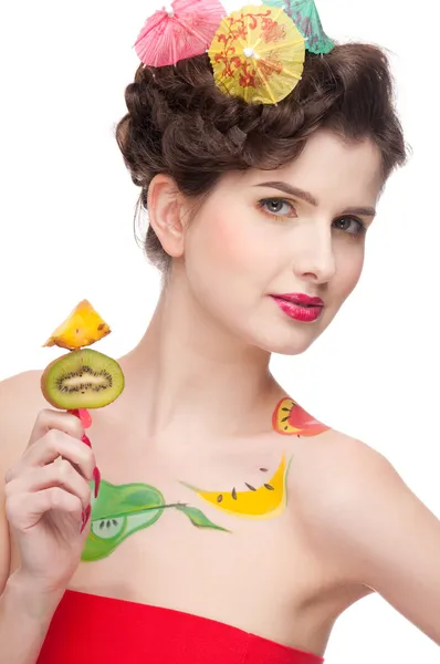 Närbild porträtt av skönhet kvinna med frukt bodyart och frukt c — Stockfoto
