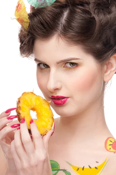 Bliska portret uroda kobiety z owoców ultrafioletowe i pineapp — Zdjęcie stockowe