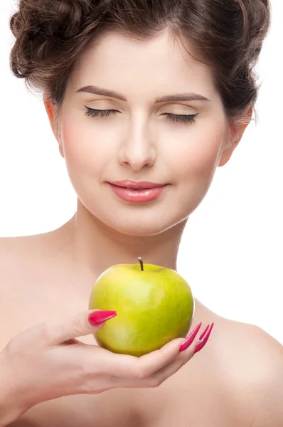 Primer plano retrato de la mujer de belleza con manzana verde . — Foto de Stock
