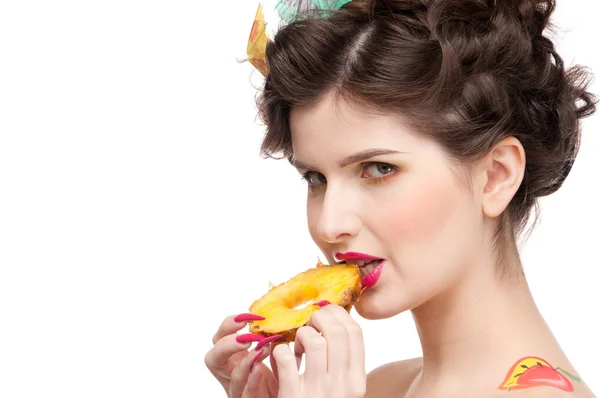 Close up retrato de mulher de beleza com bodyart fruta e pineapp — Fotografia de Stock