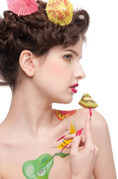 Primer plano retrato de la mujer de belleza con bodyart fruta y kiwi —  Fotos de Stock
