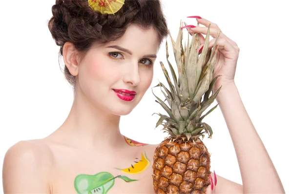 Bliska portret uroda kobiety z owoców ultrafioletowe i pineapp — Zdjęcie stockowe