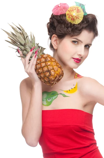 Închideți portretul femeii de frumusețe cu bodyart de fructe și pineapp — Fotografie, imagine de stoc