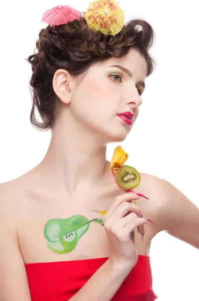 Portret van schoonheid vrouw met vruchten bodyart en fruit c close-up — Stockfoto