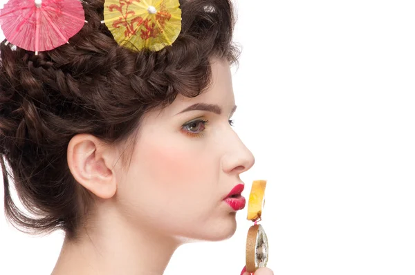 Primer plano retrato de la mujer de belleza con bodyart fruta y c fruta —  Fotos de Stock