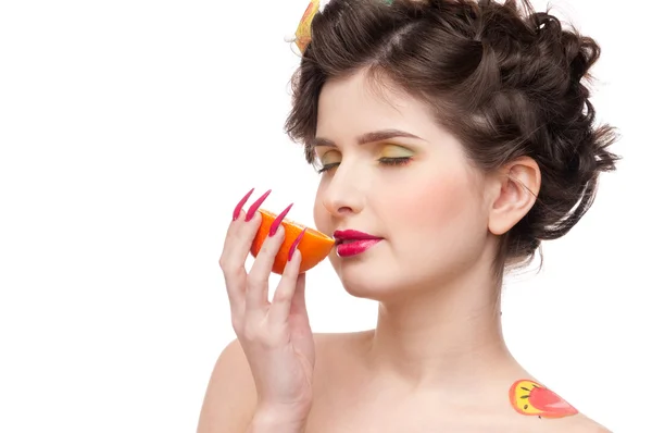 Primer plano retrato de la mujer de belleza con bodyart fruta y naranja —  Fotos de Stock
