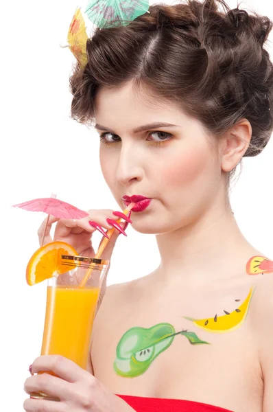 Närbild porträtt av skönhet kvinna med frukt bodyart och juice — Stockfoto