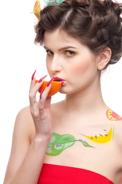 Närbild porträtt av skönhet kvinna med frukt bodyart och apelsin — Stockfoto