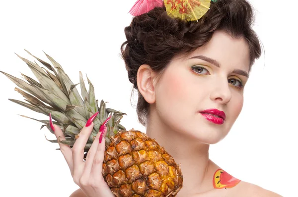 Închideți portretul femeii de frumusețe cu bodyart de fructe și pineapp — Fotografie, imagine de stoc