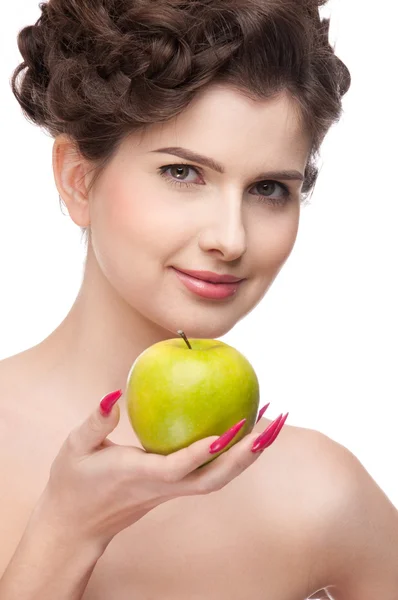 Gros plan portrait de femme de beauté avec pomme verte . — Photo