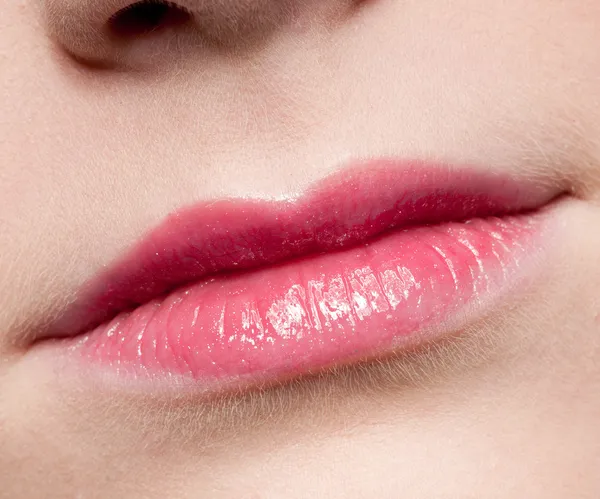 Közeli ajkak szépségét fiatal nő — Stock Fotó